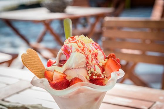 ice-cream-sundae-strawberry